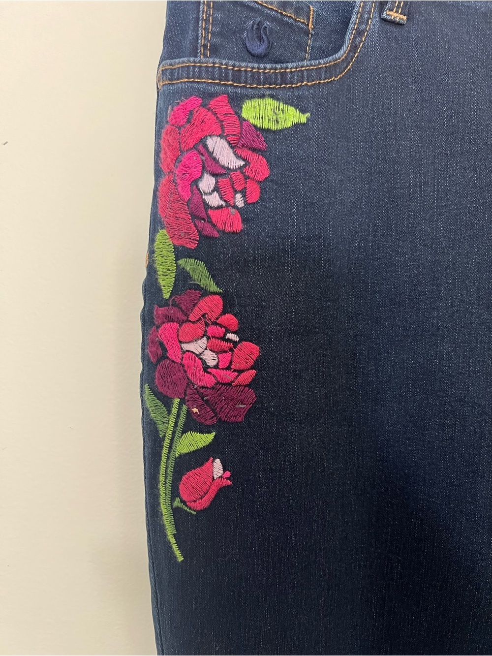Gloria Vanderbilt Amanda Harvest Rose
Embroidered Size 16 Slimming Jeans NWT - Picture 2 of 5